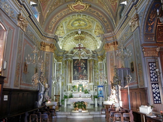 Im Innern einer der vielen Kirchen in Loano