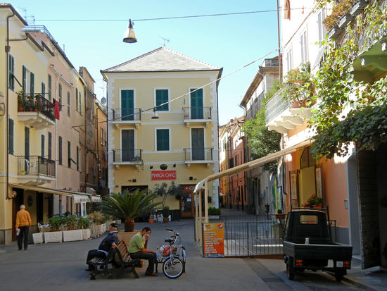 Loano - überall Bänke, damit man sich vom Einkaufen ausruhen kann