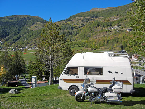 Etroubles - Platz Le Tunnel - hier kann man sich gut ausbreiten.