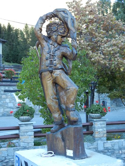 Etroubles - Der Ort ist ein "Open-Air-Museum", ganzjährig, 25 Künstler stellen ihre Werke in den kleinen Gassen aus.