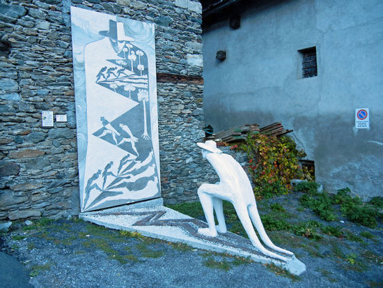 Etroubles - Der Ort ist ein "Open-Air-Museum", ganzjährig, 25 Künstler stellen ihre Werke in den kleinen Gassen aus.