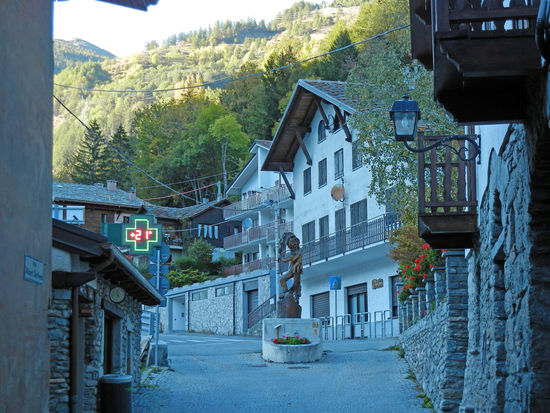 Es war nur ziemlich finster in den Gassen von Etroubles, die Häuser stehen eng beieinander.