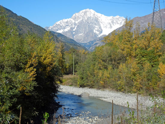 Aosta-Tal
Das Aostatal grenzt nördlich an die Schweiz, westlich an Frankreich, südlich und östlich an die Region Piemont.
Die Region besteht aus dem Tal der Dora Baltea mit einigen Nebentälern in den Alpen. An der Westgrenze liegt der Mont Blanc (it. Monte Bianco), der höchste Gipfel der Alpen, an der Nordgrenze der Monte Rosa (frz. Mont Rose). Das Gebiet umfasst den nördlichen Teil des Nationalparks Gran Paradiso, einen Regionalpark (Parco Naturale del Monte Avic) und mehrere kleinere Naturschutzgebiete sowie Skigebiete.