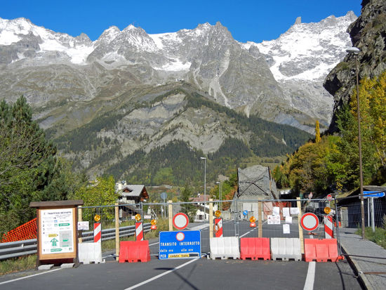 Courmayeur - Leider können wir nicht bis Entreves fahren und auch nicht die beiden traumhaft schönen Täler Val Ferret und Val Veny besuchen. Ein großer Teil des Berges ist abgerutscht und hat die Straße verschüttet. Einige Bewohner der Gegend mussten evakuiert werden.
