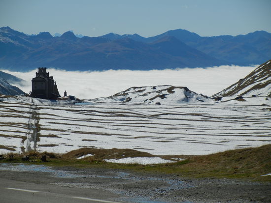 Der Kleine St. Bernard Pass ist ein Pass in den Grajischen Alpen, der das Isere-Tal (Savoyen) mit dem Aosta-Tal (Piemont) verbindet. Schon die Römer nutzen im Altertum diesen Übergang. Napoleon III. hat die Passstraße erbaut.