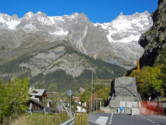 Courmayeur - Hier beginnt das Aostatal unter der gewaltigen Mauer des Mont Blanc. Am Fuße des Bergmassives liegen die beiden ersten Seitentäler des Aostatals: Das Val Vény - Am oberen Ende des Tals liegt das Becken von Combal, ein verlandeter See, der zusammen mit dem Miage See (2.020 m) eines der Quellgebiete der Dora Baltea darstellt. Das Val Ferret kommt herab unter den Gipfeln des Mont Dolent und der Grandes Jorasses hindurch und ist auf einer Länge von 14 km bis zum Weiler Arnouvaz befahrbar. Beide Täler können auf dem Wanderweg Tour du Mont-Blanc komplett durchwandert werden.