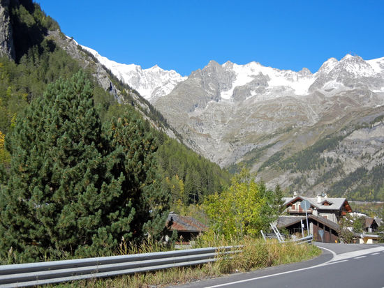 Courmayeur wird aufgrund seiner Lage die heimliche Hauptstadt der Alpinisten genannt und zählt zu den ältesten und berühmtesten Fremdenverkehrsorten der Alpen. Kurz hinter Courmayeur beginnt die Einfahrt zum Mont-Blanc-Tunnel.