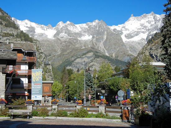 Früher war Courmayeur ein hübsches kleines uriges Bergdorf. Jetzt ist dort ein riesiger Touristenort entstanden, mit großen hässlichen Hotels, einem riesigen Parkhaus, eine Scheusslichkeit nach der anderen sehen wir.