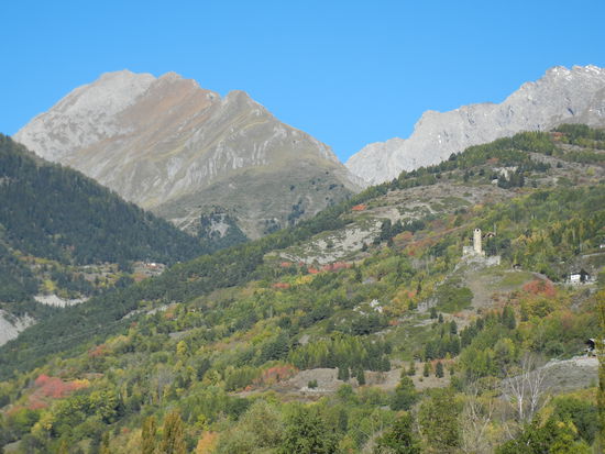 Aostal-Tal - Viele Burgen und Schlösser sind auf den Bergspitzen zu sehen. In jedem Ort könnte man anhalten und die alten Gemäuer oder die Ruinen besichtigen.