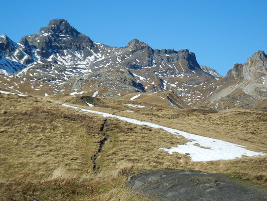 Auf dem Weg zum Kleinen St. Bernhard Pass - es liegt noch Schnee und ist saukalt.