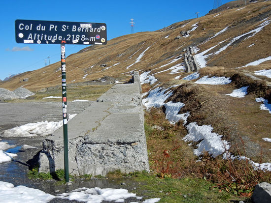 Kleiner St. Bernhard Pass - Hier verläuft die Grenze zwischen Italien und Frankreich.