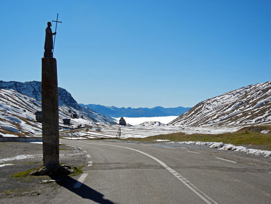 Kleiner St. Bernhard Pass - Auf der französischen Seite befindet sich ein Monolith. Er trug früher eine Statue des römischen Gottes Jupiter, heute jedoch die des Hl. Bernhard von Menthon. Dieser soll das Hospiz auf dem Pass gegründet haben, von dem jedoch nur noch eine Ruine zu sehen ist.