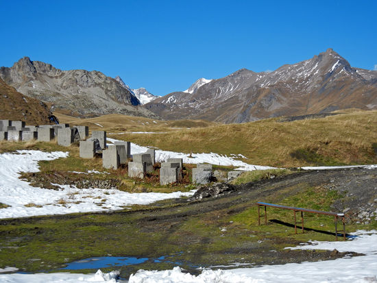 Kleiner St. Bernhard Pass - Im Zweiten Weltkrieg fanden um den Pass kriegerische Auseinandersetzungen statt, in deren Verlauf allein auf ital. Seite 600 Menschen ums Leben kamen.