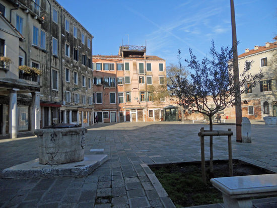 Im Zentrum der Insel liegt der offene Platz Campo de Ghetto Novo.