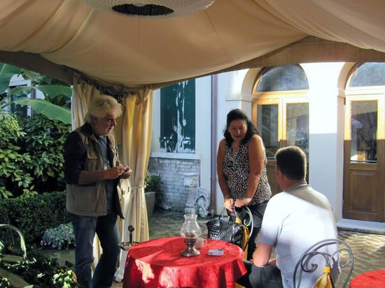 Schon am frühen Morgen war es warm - im schönen ehemaligen Klostergarten des Hotels Abbazia - hier Klaus, Uschi und Mario