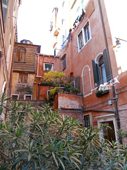 Im Ghetto - Plüschtiere zum Trocknen aufgehängt