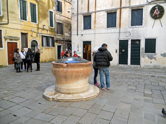 Ghetto Vecchio - Wir haben verschiedene Synagogen besichtigt und gelernt, dass diese von außen nicht erkennbar sind und immer im obersten Stockwerk liegen. In den Synagogen darf nicht fotografiert werden.