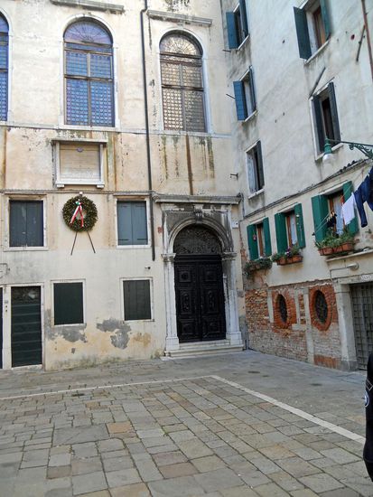 Ghetto Vecchio - Synagogen dienen nicht nur dem jüdischen Gottesdienst, sondern auch Gemeindeveranstaltungen, der Erwachsenenbildung und der Bereitstellung von Hebräischschulen für schulpflichtige Kinder. Im Gegensatz zu einer katholischen oder orthodoxen Kirche ist eine Synagoge kein geweihter Raum. Fast jeder Ort kann als Synagoge dienen, wenn er gewissen Anforderungen gerecht wird. Eine Synagoge muss nicht einmal ein umschlossener Raum sein.