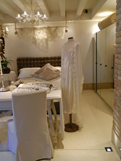 Die Spitzenschule Scuola di Merletti belebte die Spitzenstickerei in Burano neu und schuf seit 1872 meisterliche Kopien und Nachschöpfungen alter Nadeltechniken - heute Luxusgüter.