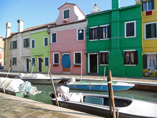 Burano - bunte Häuser und vor jedem Haus ein Boot