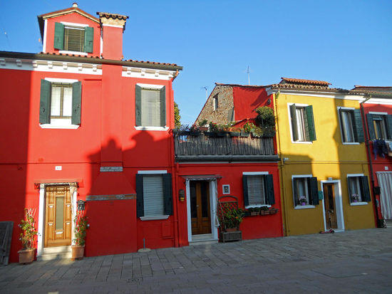 Typisch für Burano sind die vielen kleinen in jeweils einer zu den Nachbarhäusern kontrastierenden kräftigen Farbe gestrichenen Fischerhäuser, die sich in den Kanälen spiegeln und die die Individualität der jeweiligen Hausbesitzer betonen. Die kuriose Farbenpracht zieht viele Maler und Fotografen auf die Insel. Die Legende erzählt, dass die Farbgebung der Häuser der Orientierung der Fischer diente, die bei Nebel oder nach durchzechter Nacht ihre Insel und ihr trautes Heim anhand der Farbe ausmachten.