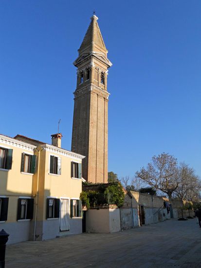 Burano - Der schiefe Campanile der Kirche San Martino an der Piazza Galuppi ist schon von weitem zu sehen.