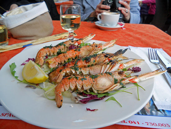 Burano - Hunger hatten wir auch, 5 gegrillte Gamberoni 12 Euro - super lecker, allerdings in einer Einheimischenkneippe, nicht in einem "Touristenlokal" - dort doppelt so teuer