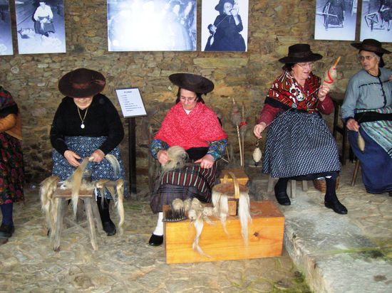 Rates Museum -  Am Sonntag zeigen Frauen in Tracht die Flachsherstellung