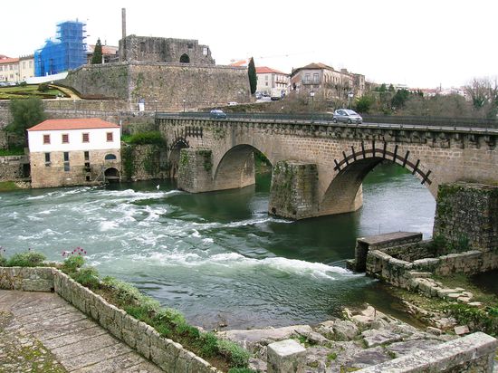 Blick auf Barcelos mit dem Fluß Cávado und dem Palast dos Condos