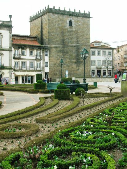 Schöne Gärten umgeben den Turm von Barcelos.