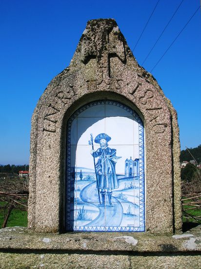 Der Bildstock bei der Kapelle vor Facha zeigt einen Pilger.