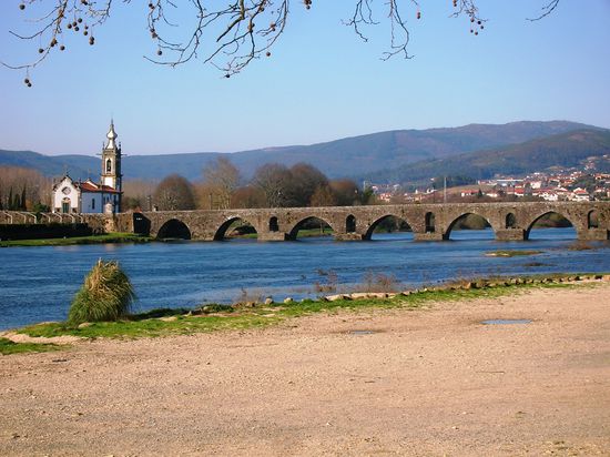 Blick auf die mittelalterliche Brücke von Ponte de Lima (1368 fertig gestellt und 277 m lang)
