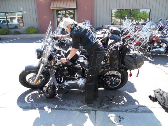 Doris fährt in Deutschland nur BMW ... hier probiert sie ihre Harley aus, die sie die nächsten 14 Tage fahren wird