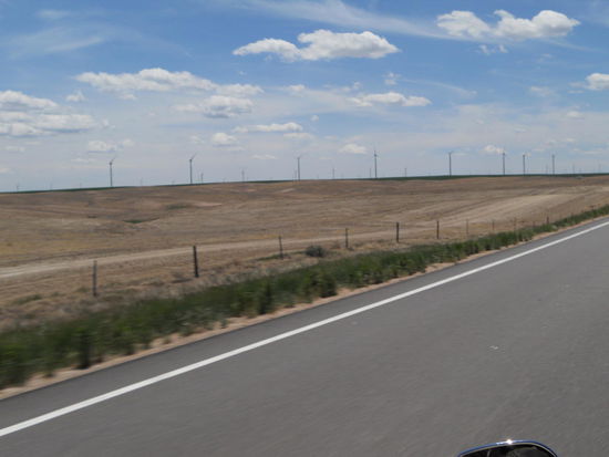 Der Windpark kurz vor Limon wurde stark vergrößert und einige Windräder sind in Betrieb. Ideal, denn es geht heute schon ein starker Wind.