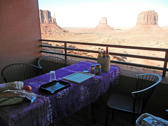 Abendessen auf dem Balkon des "The View Hotel" mit Blick auf die Buttes