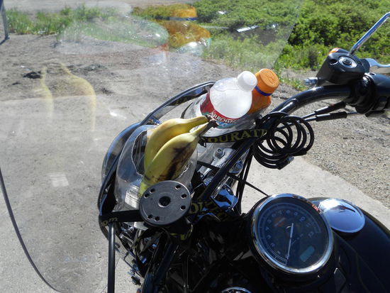 Doris hatte ihre ganze Verpflegung vorne am Motorrad - Ideen muss man haben.