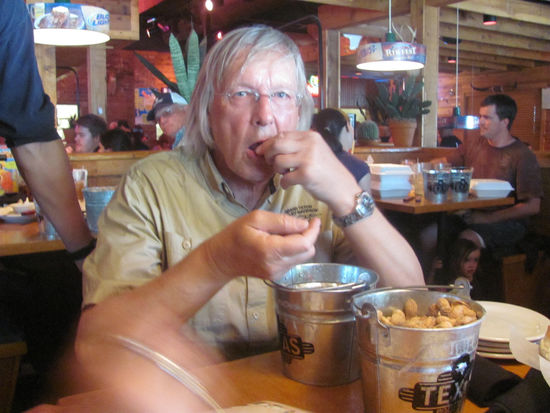Texas Roadhouse - Rolf schmecken die Erdnüsse wie es scheint