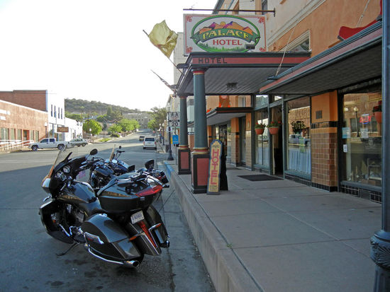 Parken direkt vor dem Hotel - Silver City