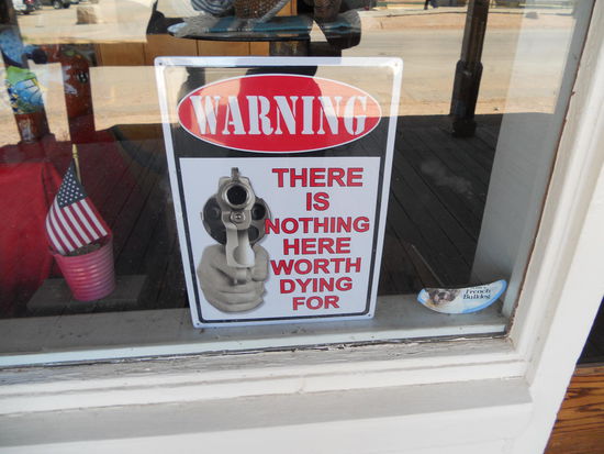 Gesehen an einem Schaufenster in Tombstone