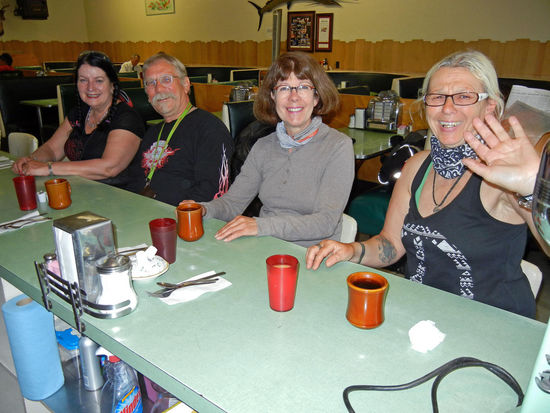 Uschi, Chris, Rita und Doris - warten auf das Frühstück