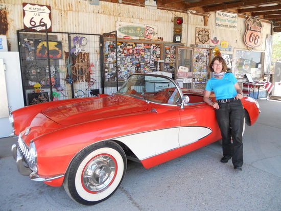 Rita mit der Corvette - Hackberry General Store - Route 66