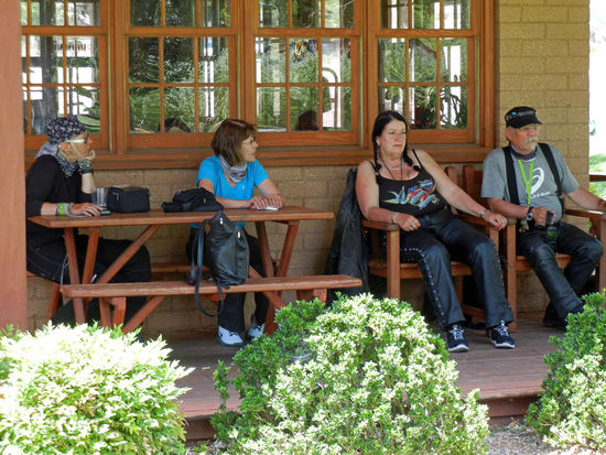 Trinkpause im Farmer's Market bei Springdale - wir sind alle geschafft.
Doris, Rita, Uschi und Chris