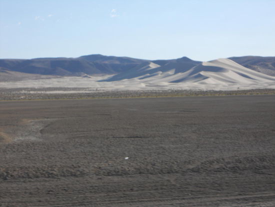 Sand Mountain ist eine singende Sanddüne, 2 Meilen (3,2 km) lang und 180 m hoch. Sie liegt am Rand des alten Sees Lahontan, der vor ca. 9.000 Jahren austrocknete. "Singender Sand" sind Sanddünen, die zeitweilig hörbare Klänge verursachen. Seit Jahrhunderten wurden dadurch Wüstenreisende nachhaltig beeindruckt.