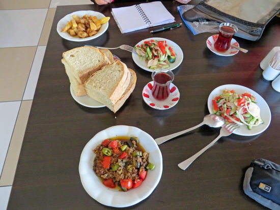 Inegöl, die Stadt der Möbel. Müllmänner sind unterwegs und machen alles sauber, selbst die Zigarettenkippen werden aus den Blumenkübeln geholt. Die Raststätten sind hier piccobello sauber, auch die Sanitäranlagen und es gibt gutes Essen zu normalen Preisen.