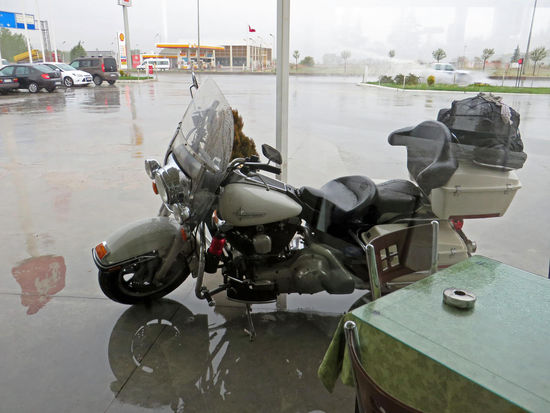 Eskisehir geht ein Unwetter los, Blitz, Donner, Hagel, Regen. Rolf sieht absolut nichts mehr und so halten wir an der nächsten Tankstelle.