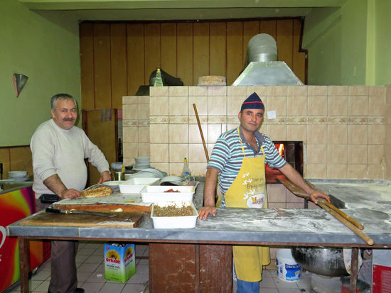 Der Neffe des freundlichen Türken holt uns mit seinem Auto ab, so dass wir trockenen Fußes zu einem kleinen Restaurant gelangen - scheint alles einer Familie zu gehören. Rolf hat eine Art Pizza, Salat, ich gefüllte Auberginen und Reis, dazu 2 x Wasser, 2 x Tee, Brot, alles super lecker, Kosten 5,60 Euro!
