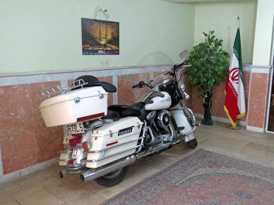 Im Hotel in Maku durften wir das Motorrad in er Lobby parken.