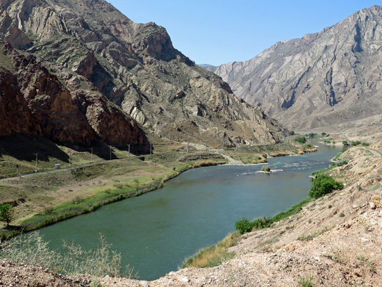 Durch das Flusstal des Aras, der mit 1.072 km der längste Nebenfluss der Kura in Vorderasien ist. Mitten durch den Fluss verläuft die iranisch-armenische Grenze, später die Grenze zu der aserbaidschanischen Exklave Nachitschewan.