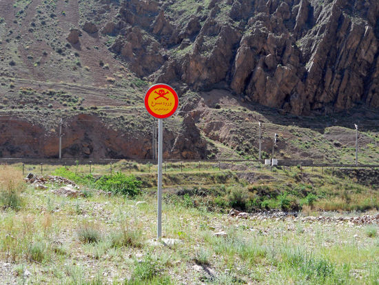 Flusstal des Aras - . Schilder, die vor den Minenfeldern warnen, stören die Idylle. Für Rolf bedeutet das außerdem, dass er nicht überall herumklettern kann wie er es sonst gerne tut.