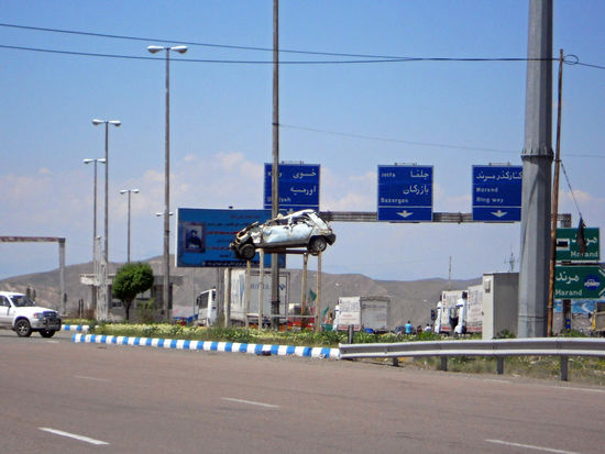 Als Warnung werden die total zerstörten Autos oft so präsentiert im Iran ...